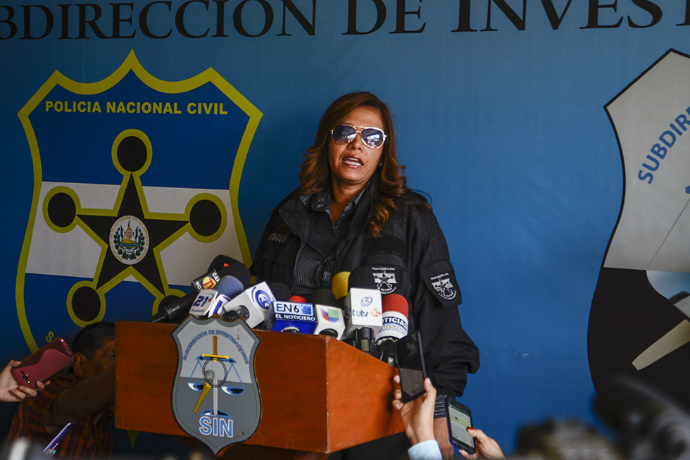 Ana Herrera, jefa de la unidad de Trata de Personas de la PNC, detalló que a los imputados se les encontró evidencia que les vincula a la red de trata de menores de edad. Foto: Vladimir Chicas