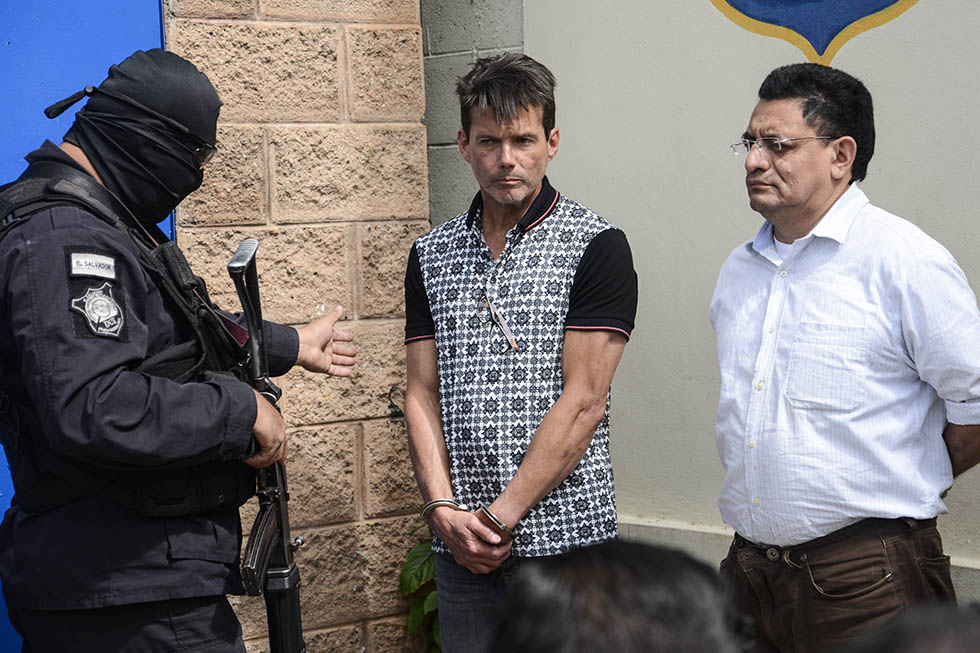 El empresario Ernesto José Regalado (centro) fue capturado cuando ingresaba al paÃs procedente de México. Foto: Vladimir Chicas