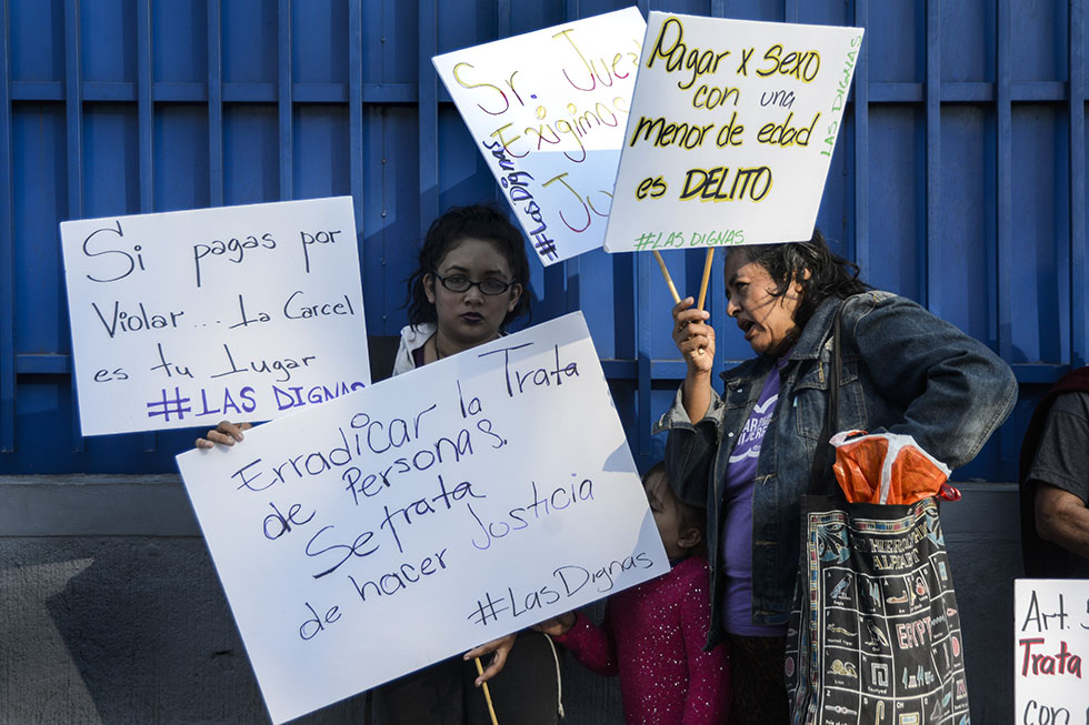 Un grupo de mujeres protestaron en las afueras del centro judicial Isidro Menéndez en San Salvador en contra de los acusados.  Foto: Vladimir Chicas