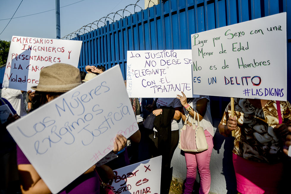 Un grupo de mujeres protestaron en las afueras del centro judicial Isidro Menéndez en San Salvador en contra de los acusados. Foto: Vladimir Chicas