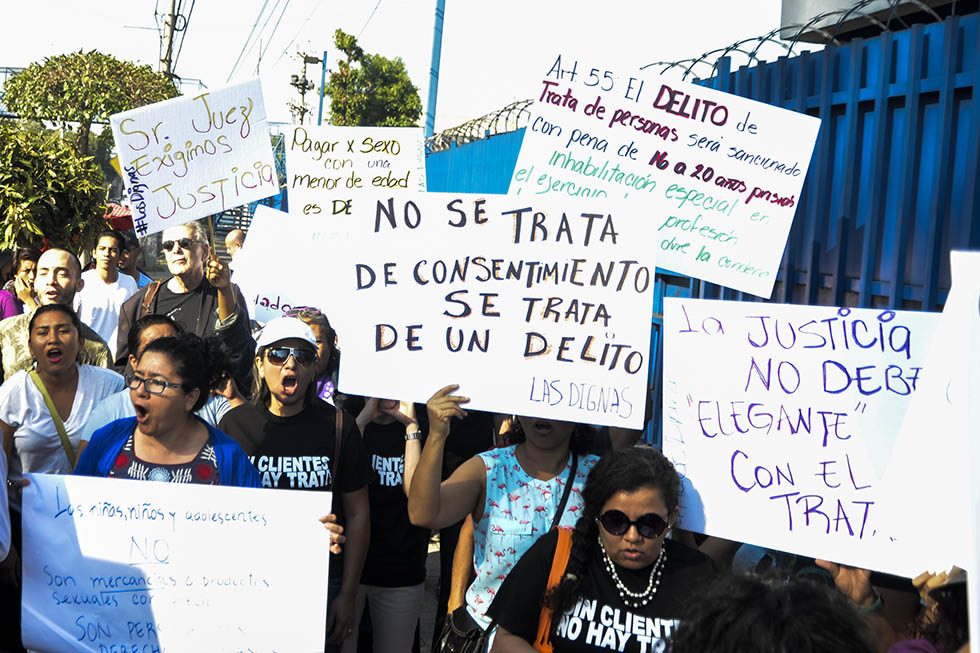Un grupo de mujeres protestaron en las afueras del centro judicial Isidro Menéndez en San Salvador en contra de los acusados.  Foto: Vladimir Chicas