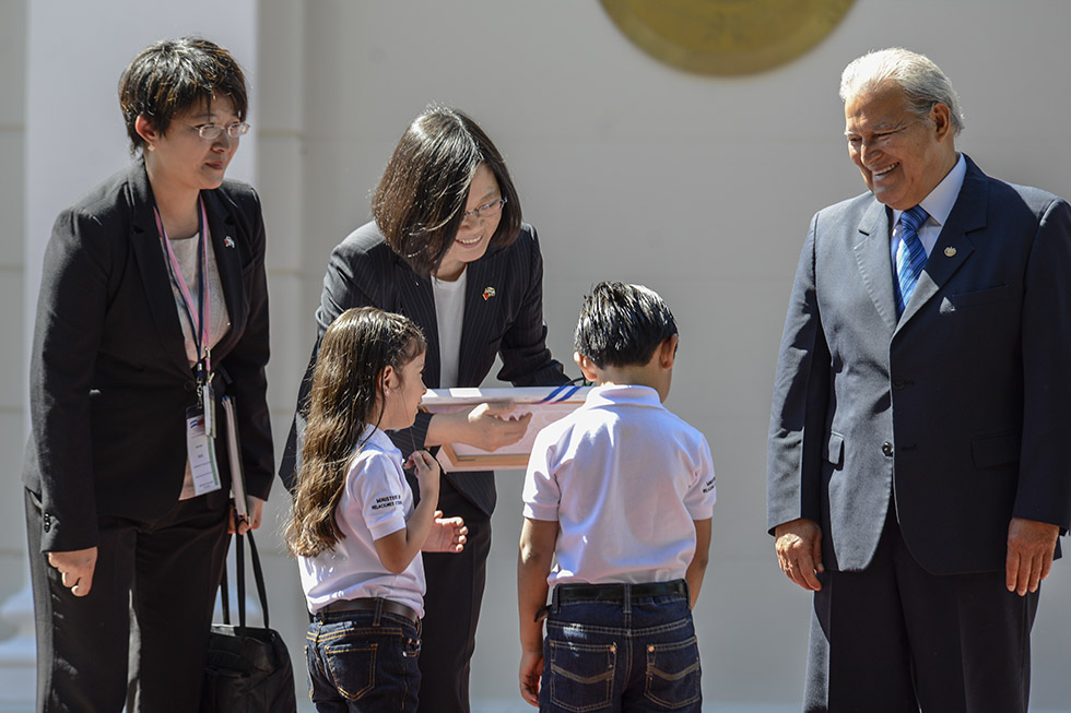 La presidenta de la República de China (Taiwán) Tsai Ing-wen realizó una visita oficial en el paÃs. En un encuentro bilateral con el presidente Salvador Sánchez Cerén, Tsai Ing-wen reafirmó el apoyo de la nación asiática con el desarrollo de proyectos para la educación y la juventud salvadoreña. Foto: Vladimir Chicas