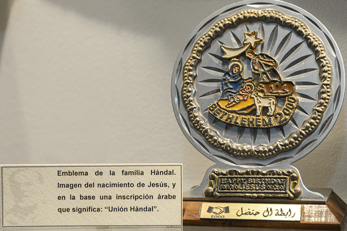Jorge Schafik Hándal Hándal nació el 14 de octubre de 1930 en la ciudad de Usulután. Hijo de inmigrantes árabes que se afincaron al oriente del paÃs. En el museo se exhibe el escudo de la familia Hándal. Foto: Vladimir Chicas