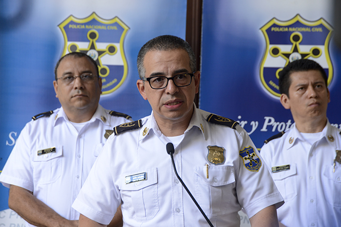 El director de la PNC, Howard Cotto, dio a conocer los detalles de la captura de 26 personas a las que se les acusa de conspiración, proposición, conspiración y asociación para el tráfico ilÃ­cito de drogas. Foto: Vladimir Chicas.