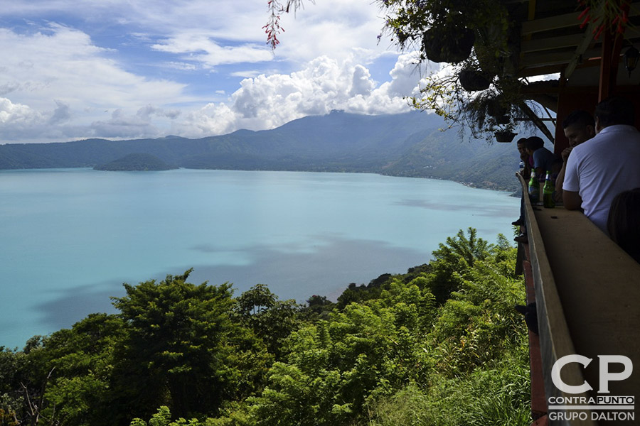 Por tercer año consecutivo el lago de Coatepeque cambia su color a turquesa. Expertos en medio ambiente realizan pruebas para identificar cuál es la causa de la coloración.