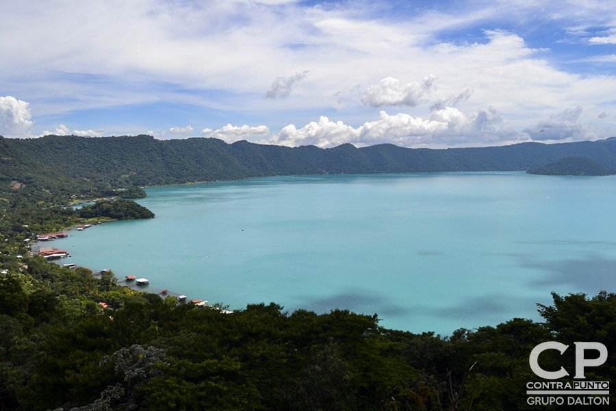 Por tercer año consecutivo el lago de Coatepeque cambia su color a turquesa. Expertos en medio ambiente realizan pruebas para identificar cuál es la causa de la coloración.