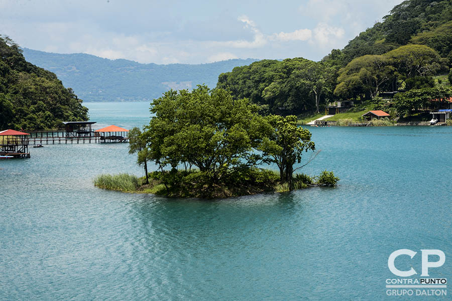 Por tercer año consecutivo el lago de Coatepeque cambia su color a turquesa. Expertos en medio ambiente realizan pruebas para identificar cuál es la causa de la coloración.