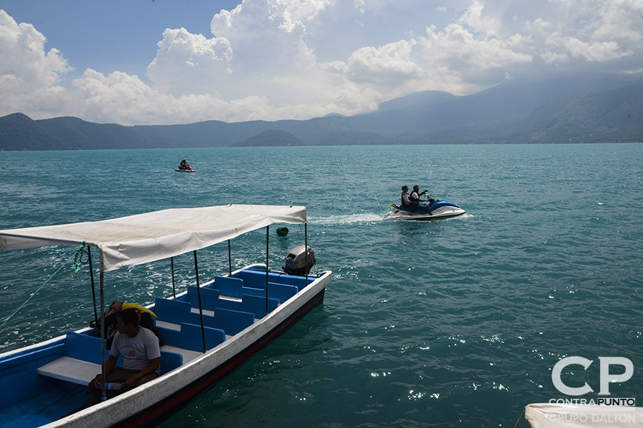 Por tercer año consecutivo el lago de Coatepeque cambia su color a turquesa. Expertos en medio ambiente realizan pruebas para identificar cuál es la causa de la coloración.