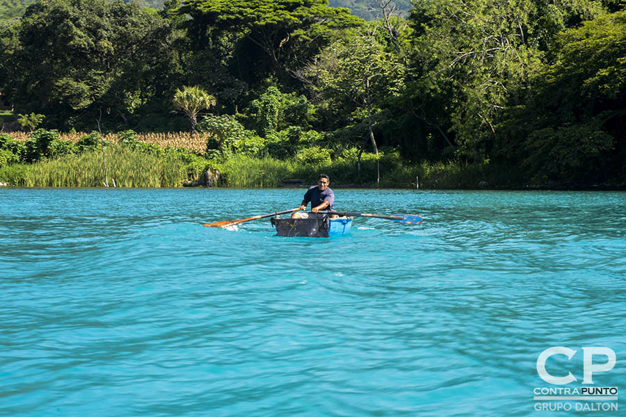 Por tercer año consecutivo el lago de Coatepeque cambia su color a turquesa. Expertos en medio ambiente realizan pruebas para identificar cuál es la causa de la coloración.