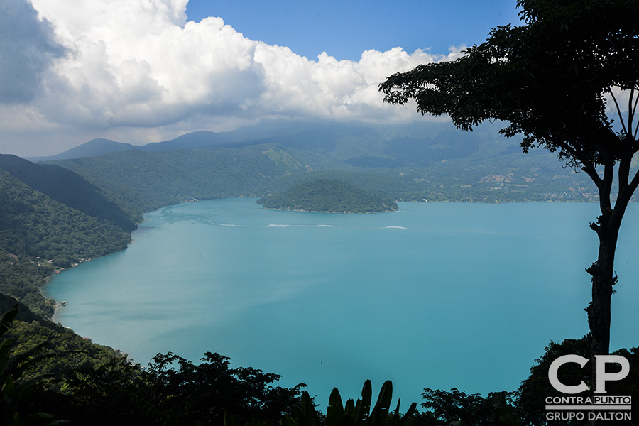 Por tercer año consecutivo el lago de Coatepeque cambia su color a turquesa. Expertos en medio ambiente realizaron pruebas para identificar cuál fue la causa de la coloración.