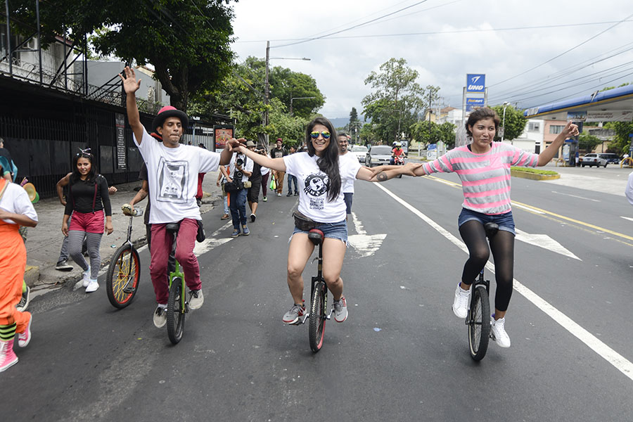 Artistas salvadoreños conmemoraron el DÃa Internacional del Malabarismo demostrando sus habilidades en la alameda Roosevelt y el Parque Cuscatlán. Esta celebración se realiza desde hace cinco años en el paÃs, de acuerdo al organizador de la actividad.