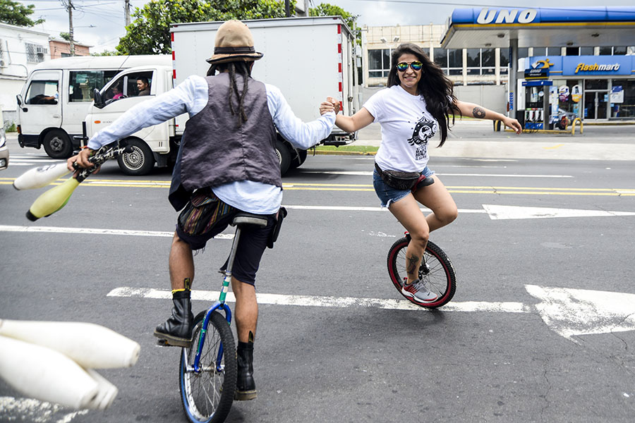 Artistas salvadoreños conmemoraron el DÃa Internacional del Malabarismo demostrando sus habilidades en la alameda Roosevelt y el Parque Cuscatlán. Esta celebración se realiza desde hace cinco años en el paÃs, de acuerdo al organizador de la actividad.
