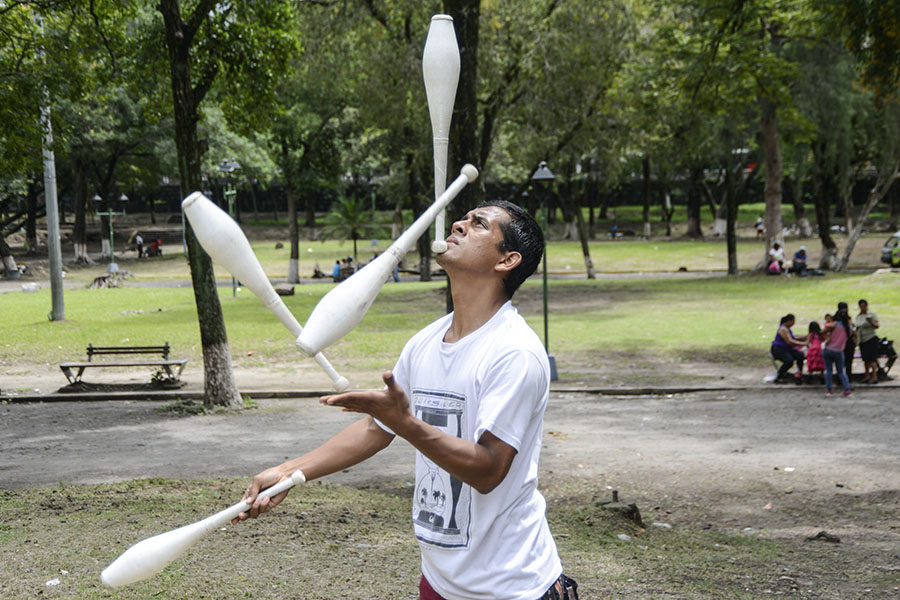 Artistas salvadoreños conmemoraron el DÃa Internacional del Malabarismo demostrando sus habilidades en la alameda Roosevelt y el Parque Cuscatlán. Esta celebración se realiza desde hace cinco años en el paÃs, de acuerdo al organizador de la actividad.