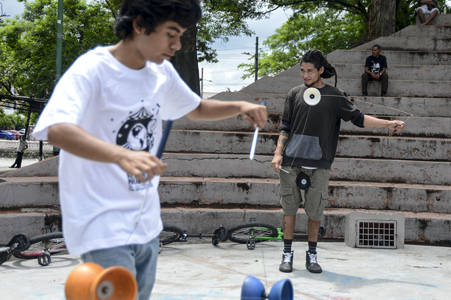 Artistas salvadoreños conmemoraron el DÃ­a Internacional del Malabarismo demostrando sus habilidades en la alameda Roosevelt y el Parque Cuscatlán. Esta celebración se realiza desde hace cinco años en el paÃ­s, de acuerdo al organizador de la actividad.