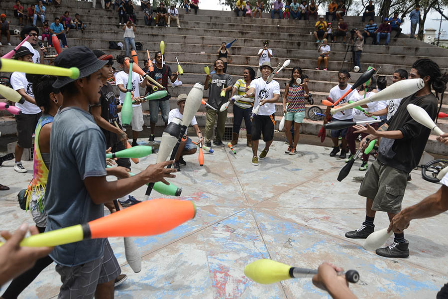 Artistas salvadoreños conmemoraron el DÃa Internacional del Malabarismo demostrando sus habilidades en la alameda Roosevelt y el Parque Cuscatlán. Esta celebración se realiza desde hace cinco años en el paÃs, de acuerdo al organizador de la actividad.