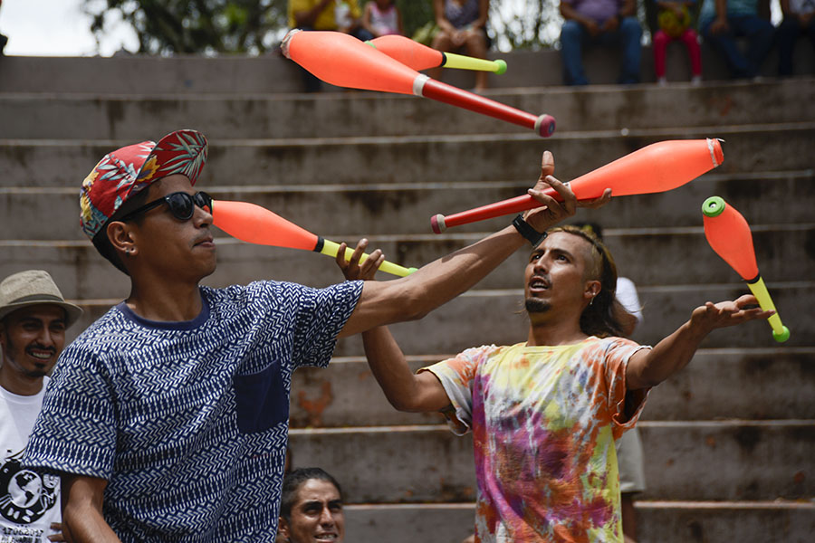 Artistas salvadoreños conmemoraron el DÃa Internacional del Malabarismo demostrando sus habilidades en la alameda Roosevelt y el Parque Cuscatlán. Esta celebración se realiza desde hace cinco años en el paÃs, de acuerdo al organizador de la actividad.