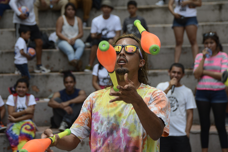 Artistas salvadoreños conmemoraron el DÃa Internacional del Malabarismo demostrando sus habilidades en la alameda Roosevelt y el Parque Cuscatlán. Esta celebración se realiza desde hace cinco años en el paÃs, de acuerdo al organizador de la actividad.