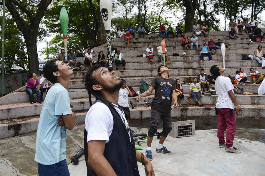 Artistas salvadoreños conmemoraron el DÃa Internacional del Malabarismo demostrando sus habilidades en la alameda Roosevelt y el Parque Cuscatlán. Esta celebración se realiza desde hace cinco años en el paÃs, de acuerdo al organizador de la actividad.