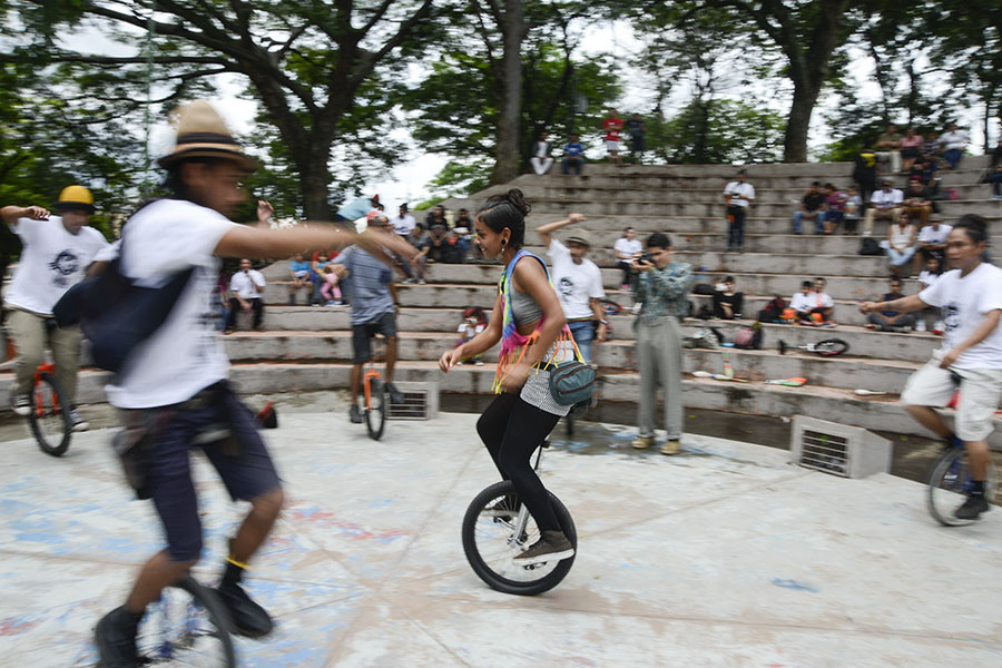 Artistas salvadoreños conmemoraron el DÃa Internacional del Malabarismo demostrando sus habilidades en la alameda Roosevelt y el Parque Cuscatlán. Esta celebración se realiza desde hace cinco años en el paÃs, de acuerdo al organizador de la actividad.