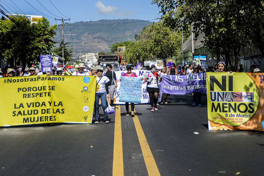 Cientos de mujeres conmemoraron el DÃa Internacional de la Mujer en El Salvador, paÃs en el que la lucha por reivindicar sus derechos crece dÃa a dÃa.