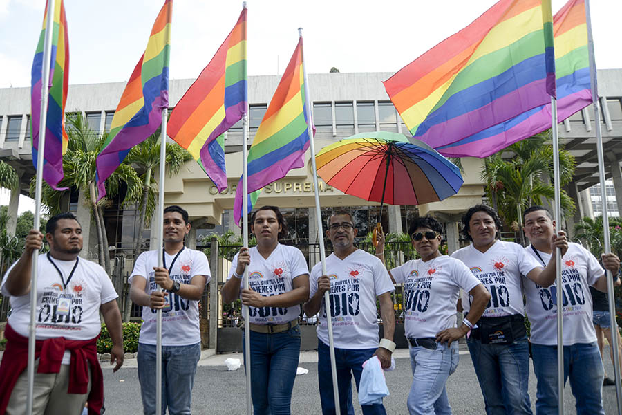 La comunidad de lesbianas, gays, bisexuales, transexuales e intersexuales (LGBTI) marcharon por calles de San Salvador, para exigir sus derechos frente a la discriminación.