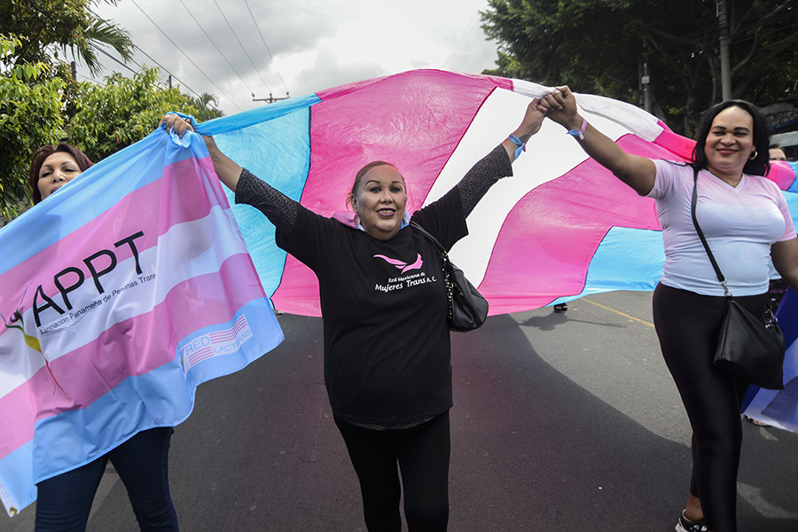 La comunidad de lesbianas, gays, bisexuales, transexuales e intersexuales (LGBTI) marcharon por calles de San Salvador, para exigir sus derechos frente a la discriminación.