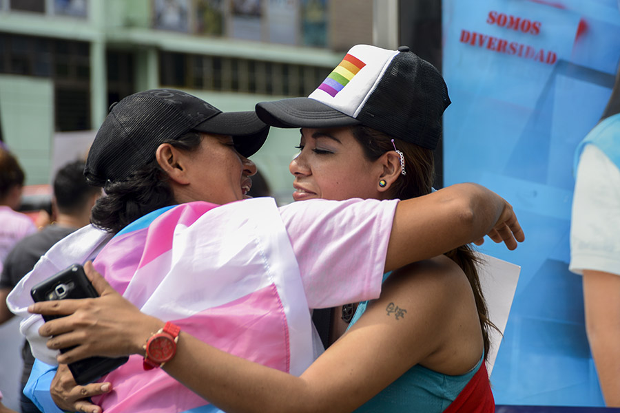 La comunidad de lesbianas, gays, bisexuales, transexuales e intersexuales (LGBTI) marcharon por calles de San Salvador, para exigir sus derechos frente a la discriminación.