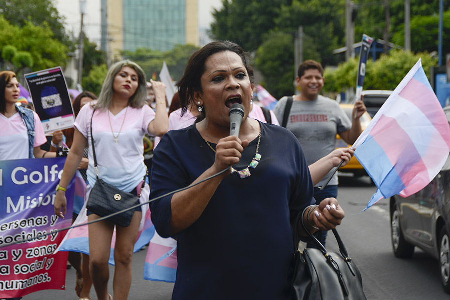 Karla Avelar, nominada al premio de la Fundación Martin Ennals, que se entrega a activistas defensores de derechos humanos alrededor del mundo marchó para exigir el cese a la discriminación en contra de la comunidad LGTBI.