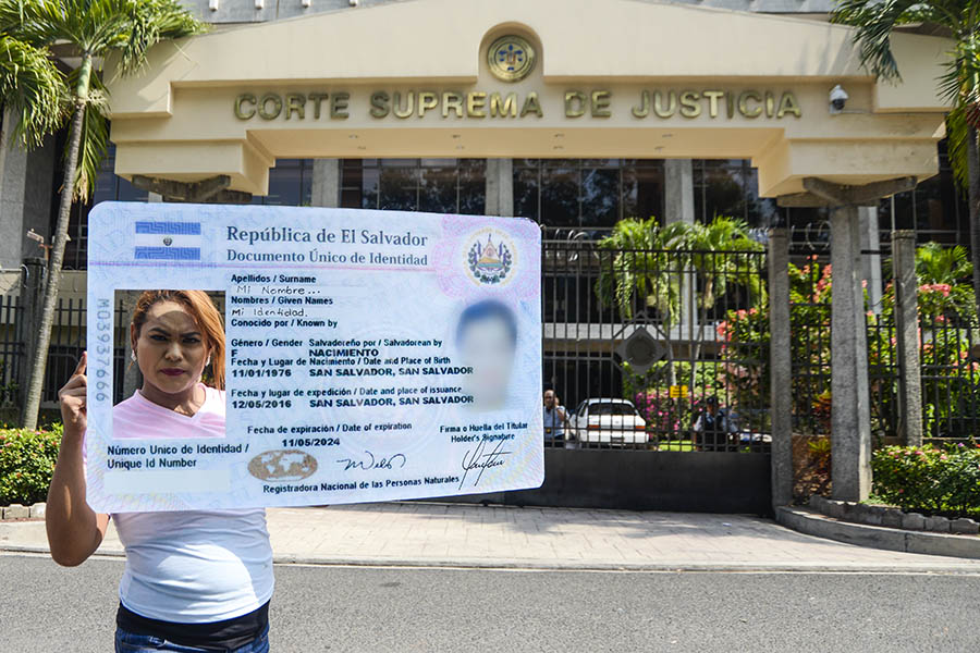 La comunidad de lesbianas, gays, bisexuales, transexuales e intersexuales (LGBTI) marcharon por calles de San Salvador, para exigir sus derechos frente a la discriminación.