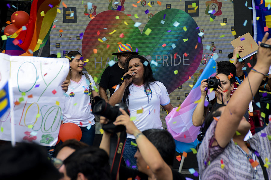 La comunidad LGBTI salvadoreña celebró el dÃ­a de la diversidad sexual con una multitudinaria marcha que  partió del mercado Cuscatlán a la plaza al Divino Salvador del Mundo.