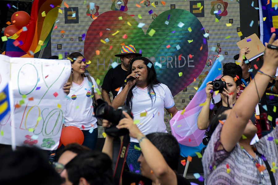 La comunidad LGBTI salvadoreña celebró el dÃa de la diversidad sexual con una multitudinaria marcha que partió del mercado Cuscatlán a la plaza al Divino Salvador del Mundo.