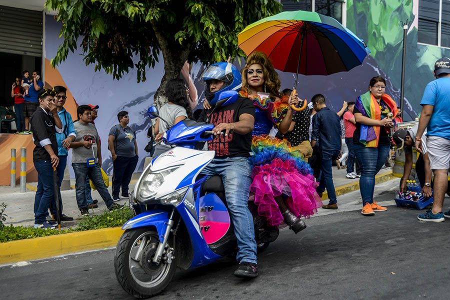 La comunidad LGBTI salvadoreña celebró el dÃ­a de la diversidad sexual con una multitudinaria marcha que partió del mercado Cuscatlán a la plaza al Divino Salvador del Mundo.