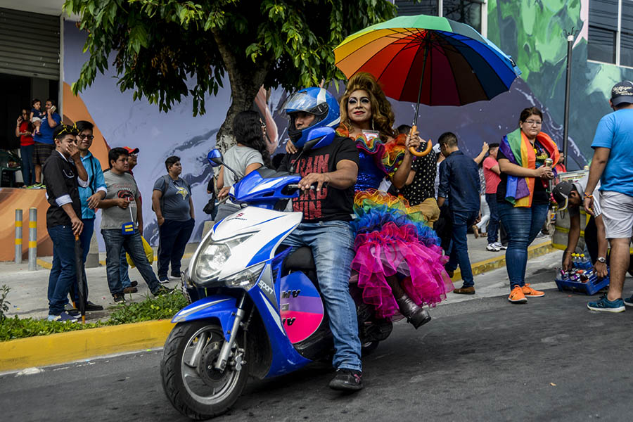 La comunidad LGBTI salvadoreña celebró el dÃa de la diversidad sexual con una multitudinaria marcha que partió del mercado Cuscatlán a la plaza al Divino Salvador del Mundo.