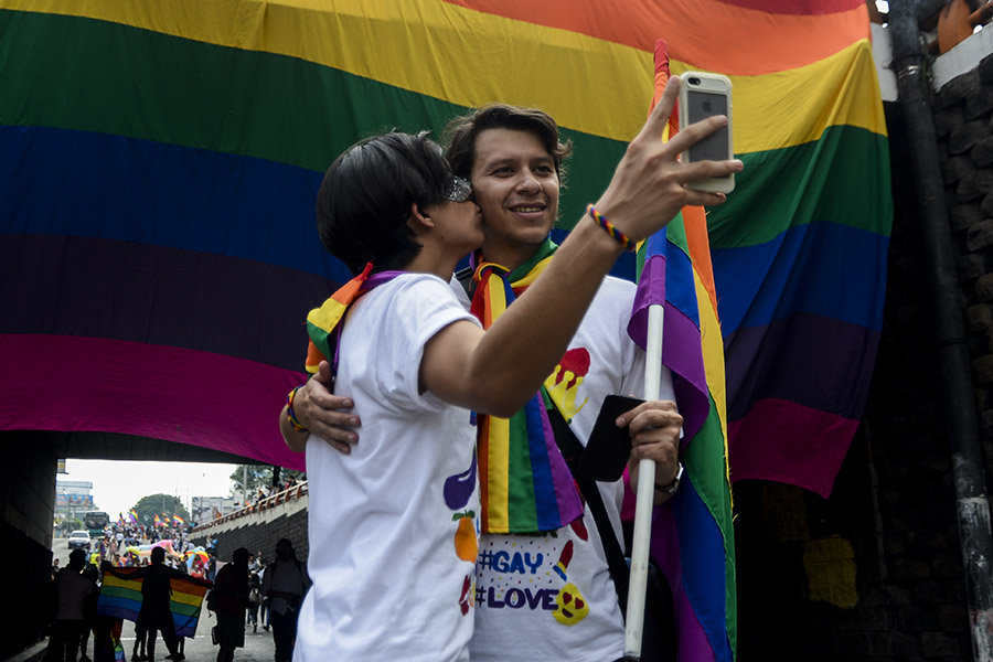 La comunidad LGBTI salvadoreña celebró el dÃ­a de la diversidad sexual con una multitudinaria marcha que partió del mercado Cuscatlán a la plaza al Divino Salvador del Mundo.