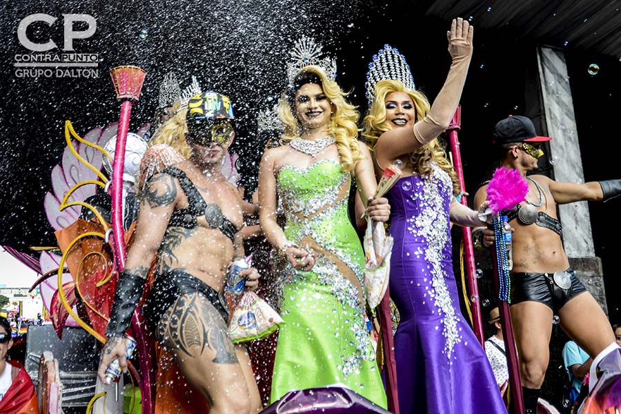 La comunidad LGBTI salvadoreña celebró el dÃ­a de la diversidad sexual con una multitudinaria marcha que partió del mercado Cuscatlán a la plaza al Divino Salvador del Mundo.