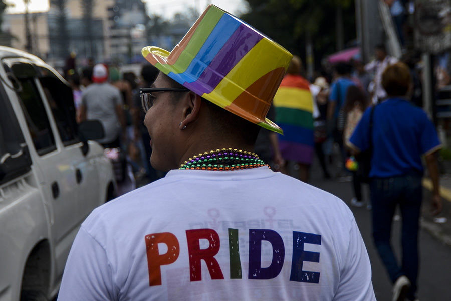 La comunidad LGBTI salvadoreña celebró el dÃ­a de la diversidad sexual con una multitudinaria marcha que partió del mercado Cuscatlán a la plaza al Divino Salvador del Mundo.