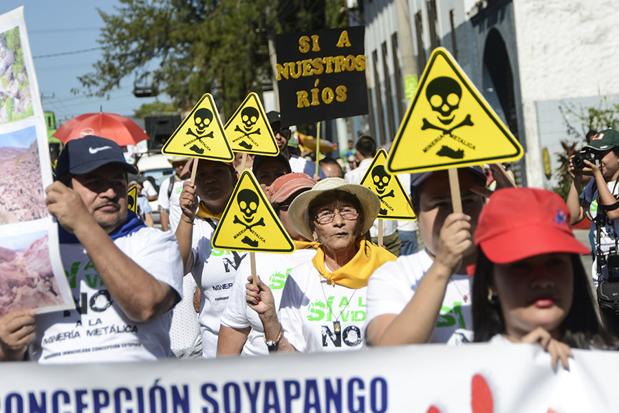 La Iglesia Católica salvadoreña realizó una marcha pacÃfica para pedir a diputados de la Asamblea Legislativa la aprobación de una ley en contra de la minerÃa metálica.