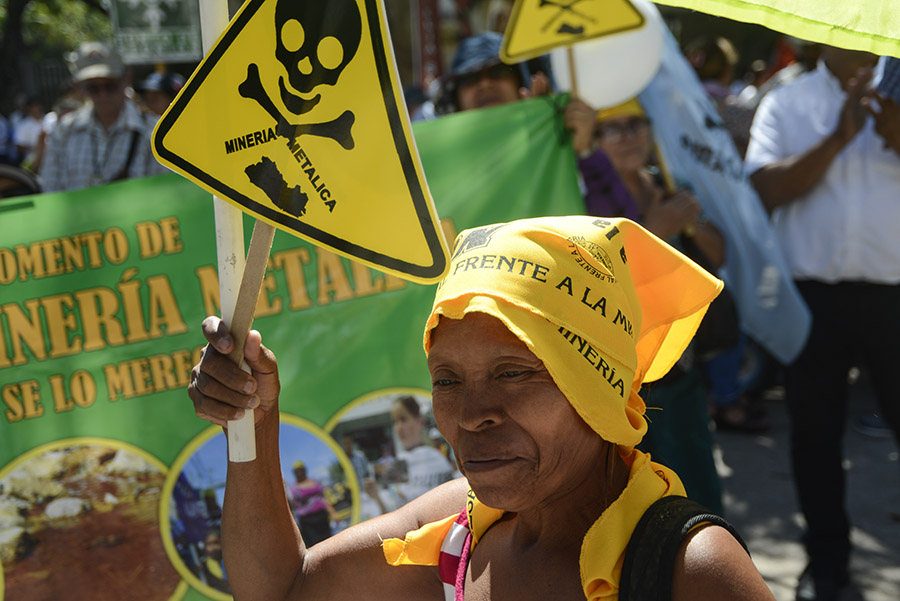 La Iglesia Católica salvadoreña realizó  una marcha pacÃ­fica para pedir  a diputados de la Asamblea Legislativa la aprobación de una ley en contra de la minerÃ­a metálica.