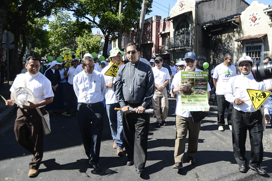 El arzobispo de San Salvador, José Luis Escobar Alas, junto con el arzobispo auxiliar, Gregorio Rosa Chávez, encabezaron la marcha que salió del parque BolÃvar hacia la Asamblea Legislativa.