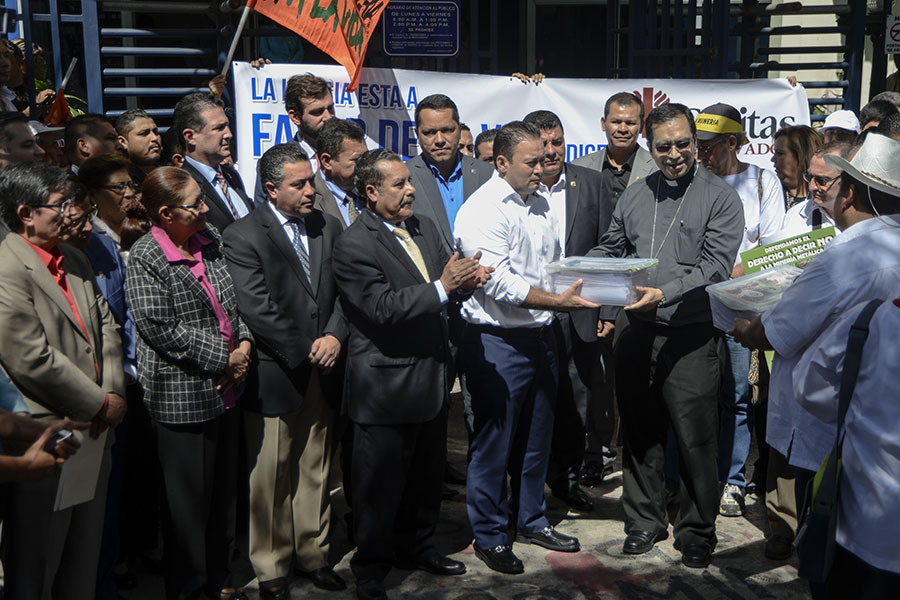 El arzobispo de San Salvador entregó al presidente de la Asamblea Legislativa, Guillermo Gallegos, las firmas recopiladas en las iglesias católicas que piden se apruebe la ley contra la minerÃa.