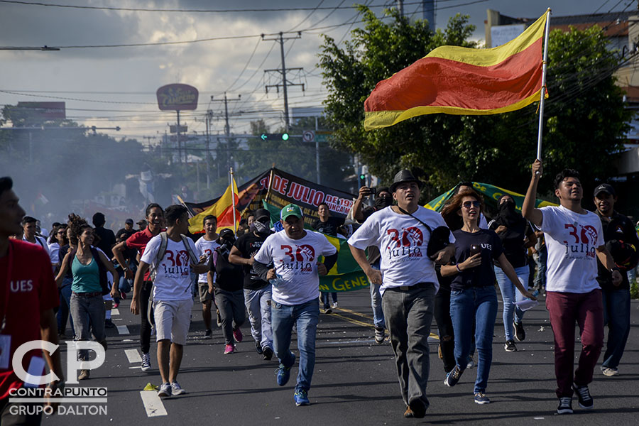 La Universidad de El Salvador conmemoró la masacre de estudiantes ocurrida el 30 de julio de 1975. En esa fecha, los universitarios fueron reprimidos por el ejército dirigido por el general Carlos Humberto Romero. Romero falleció en marzo de este año, y enterrado con honores.
