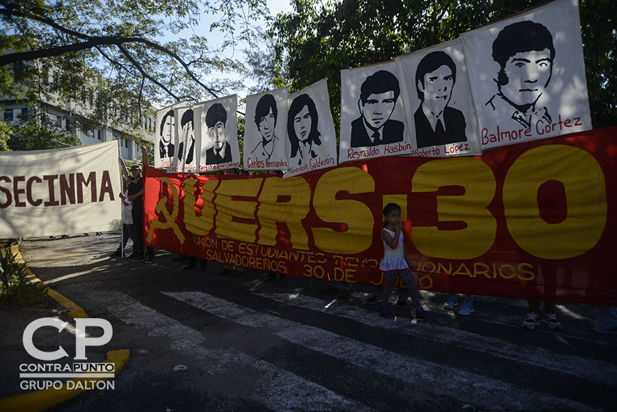 Al menos 13 estudiantes  fueron asesinados por el ejército salvadoreño dirigido por  el general Carlos Humberto Romero. Romero falleció en marzo de este año, y enterrado  con honores