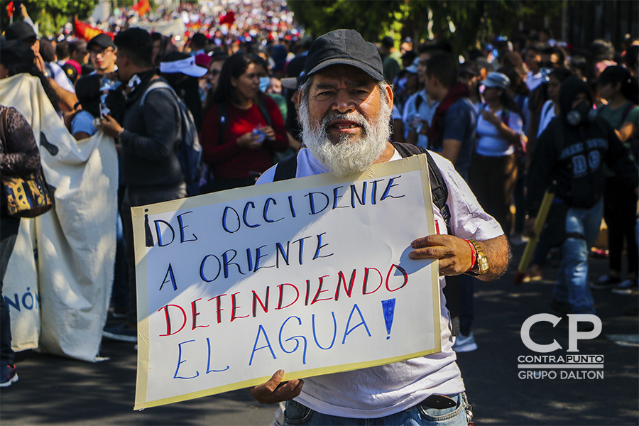 Consignas, carteles y banderas eran usadas para mostrar el descontento contra una supuesta privatización del recurso hÃ­drico en El Salvador