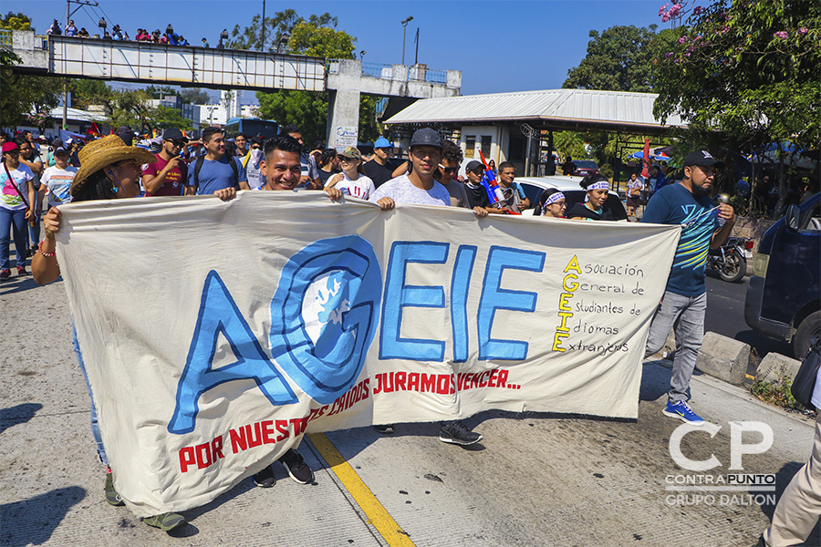 La multitudinaria marcha llegó hasta la Asamblea Legislativa