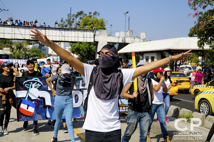 Estudiantes encapuchados eran parte de la protesta