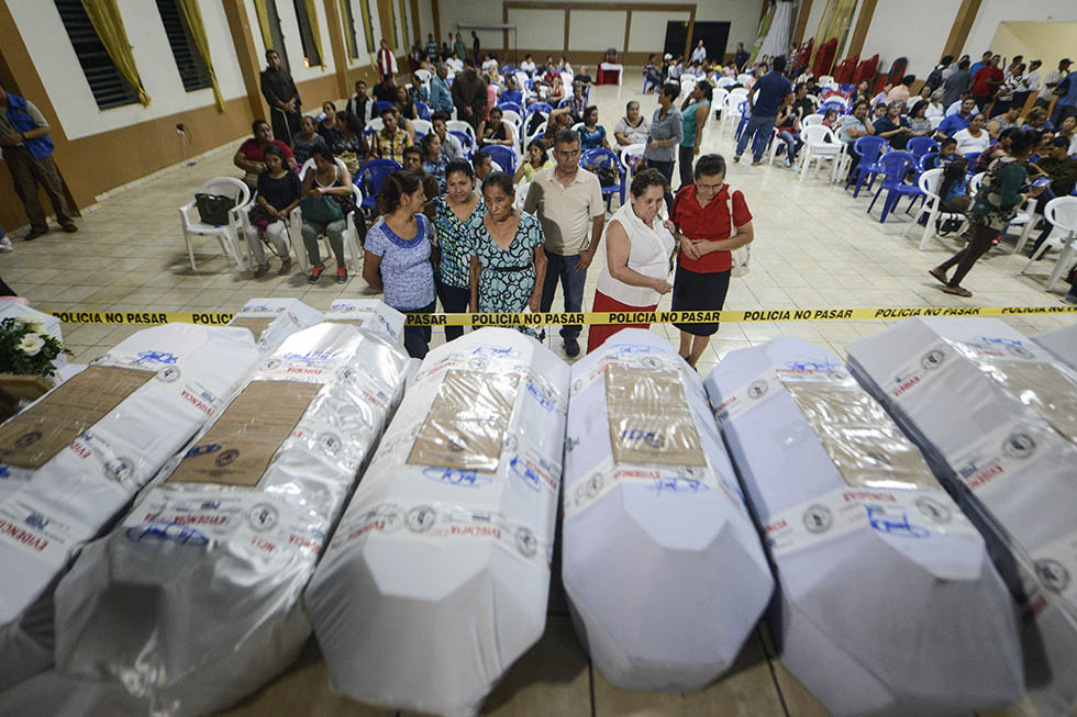 Familiares de las vÃ­ctimas de la masacre de Las Canoas, ocurrida en 1981 en Santa Ana, velan sus restos, luego que la FiscalÃ­a General de la República les entregarán las osamentas en calidad de deposito. Foto: Vladimir Chicas.