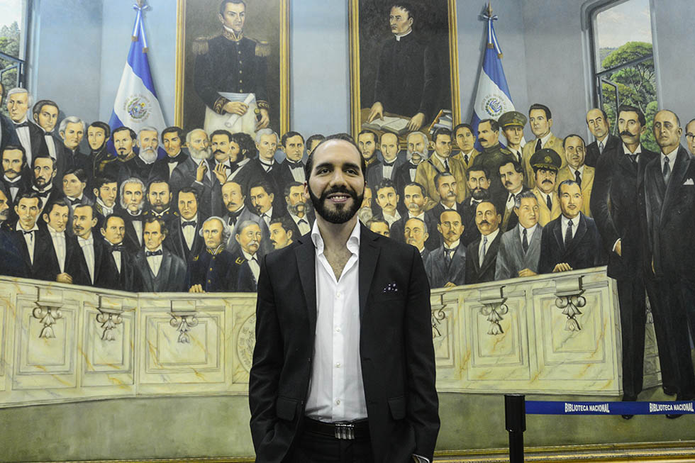 El alcalde de San Salvador, Nayib Bukele, posa frente a la pintura de los presidentes salvadoreños. Bukele es el polÃ­tico con mayor aceptación de la población, de acuerdo a sondeos de casas encuestadoras. Foto: Vladimir Chicas