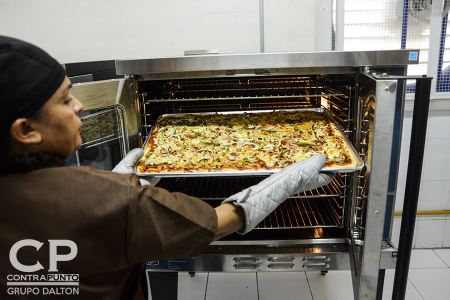La infraestructura cuenta con un horno industrial, utensilios y herramientas profesionales para la elaboración de diversos productos de panaderÃa.