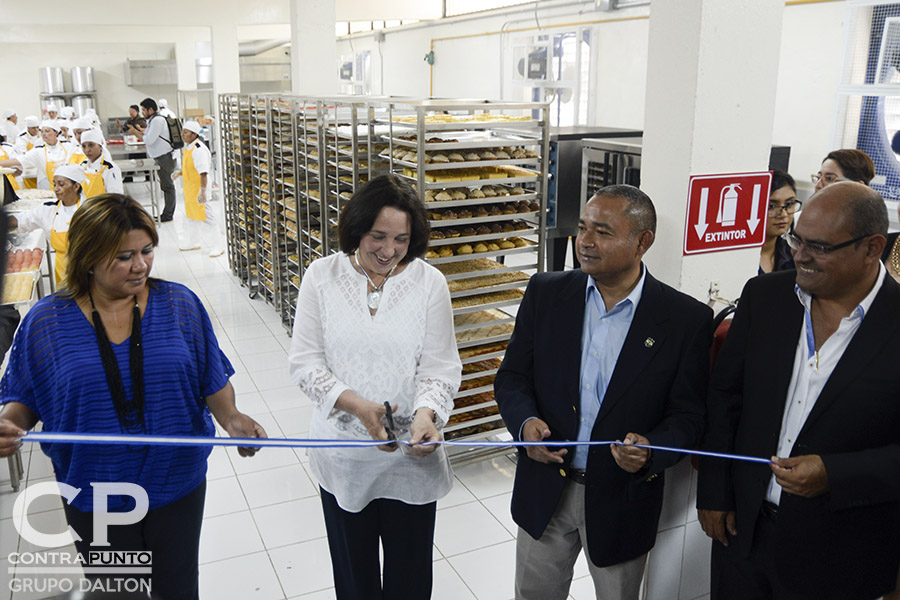 La embajadora de los Estados Unidos en El Salvador, Jean Manes, junto con autoridades de seguridad dieron por inaugurado este espacio de rehabilitación de internas.