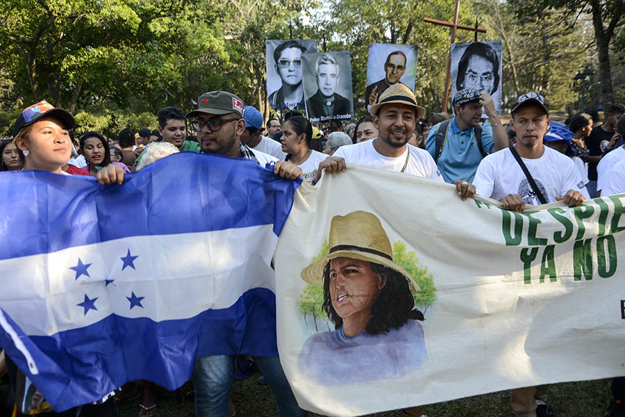 Cientos de feligreses católicos conmemoraron el aniversario número 37 del martirio de monseñorÓscar Arnulfo Romero con una peregrinación hacia la plaza al Divino Salvador del Mundo.